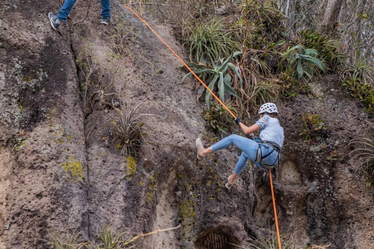 Los visitantes que gustan de los deportes extremos pueden hacer rapel en San Juan de Opoa.