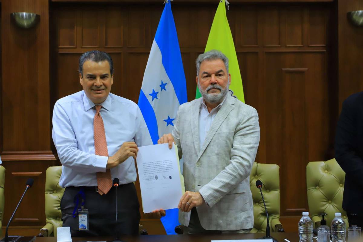 Roberto Contreras tras la firma.