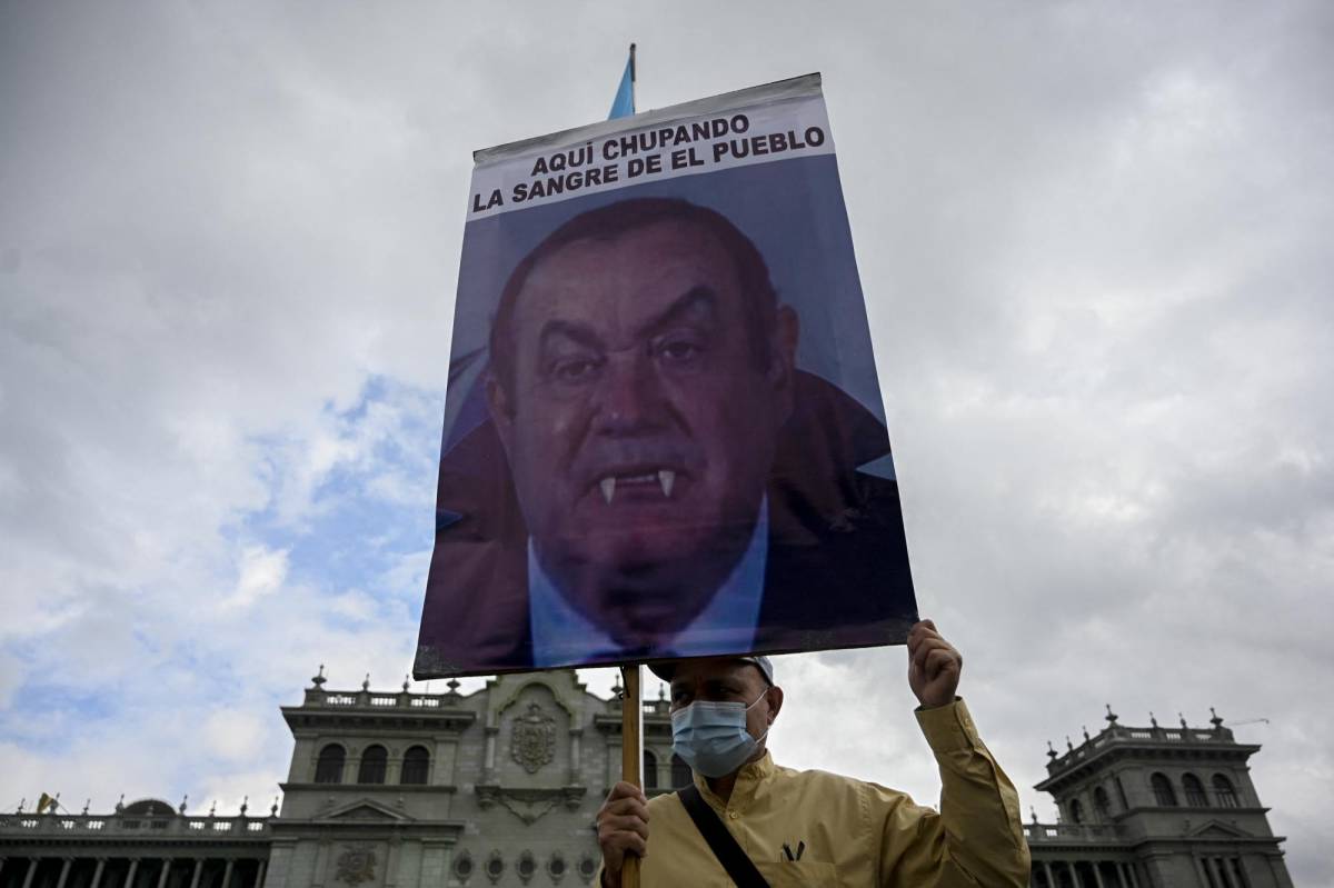 Guatemaltecos se lanzan a las calles para protestar contra la corrupción