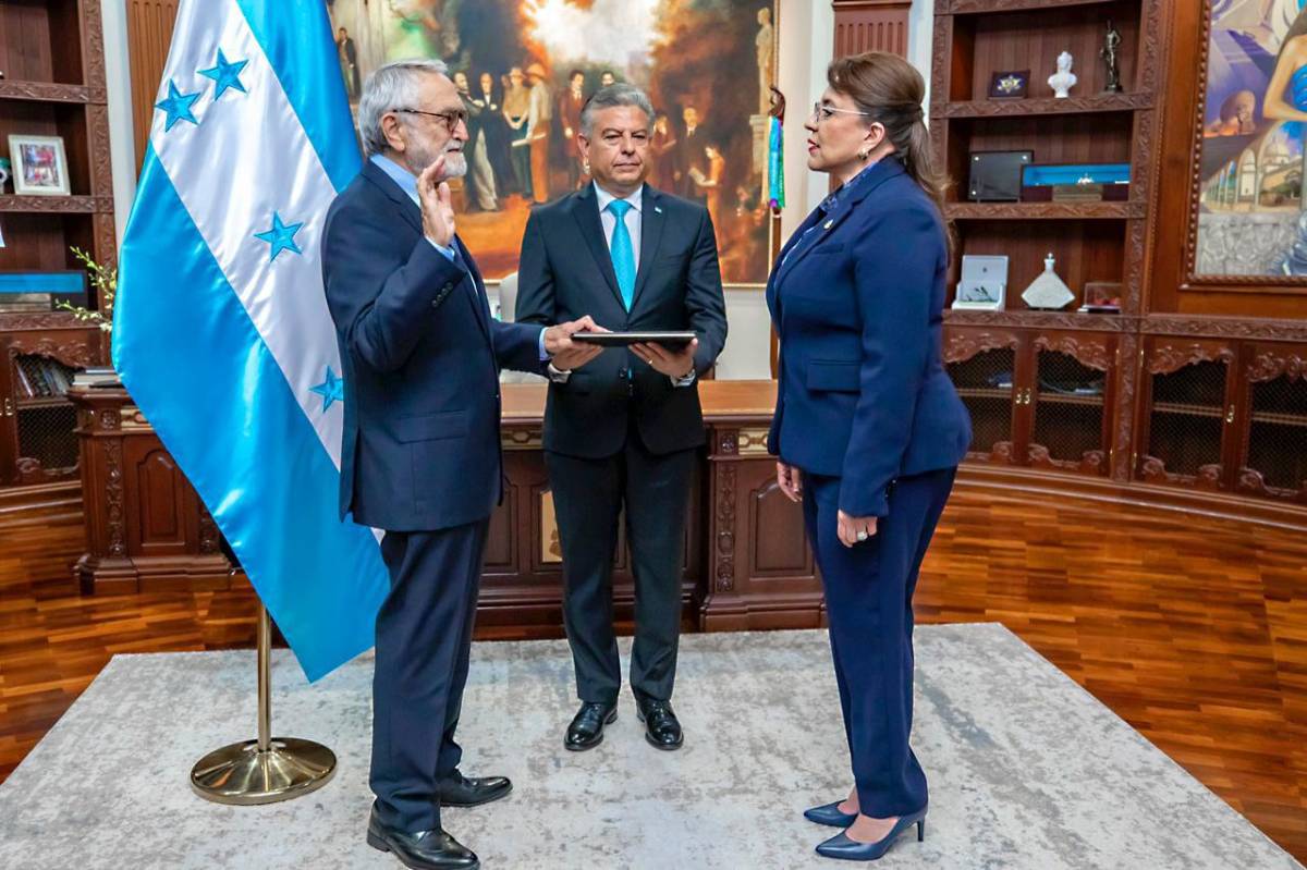 Salvador Moncada jura como primer embajador de Honduras en China