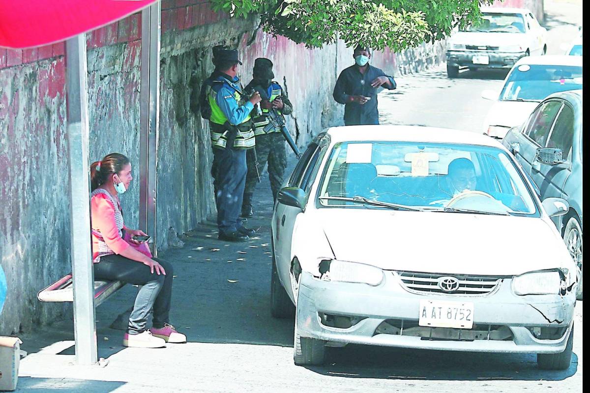 Taxistas pagan extorsión hasta a seis bandas delictivas en la capital