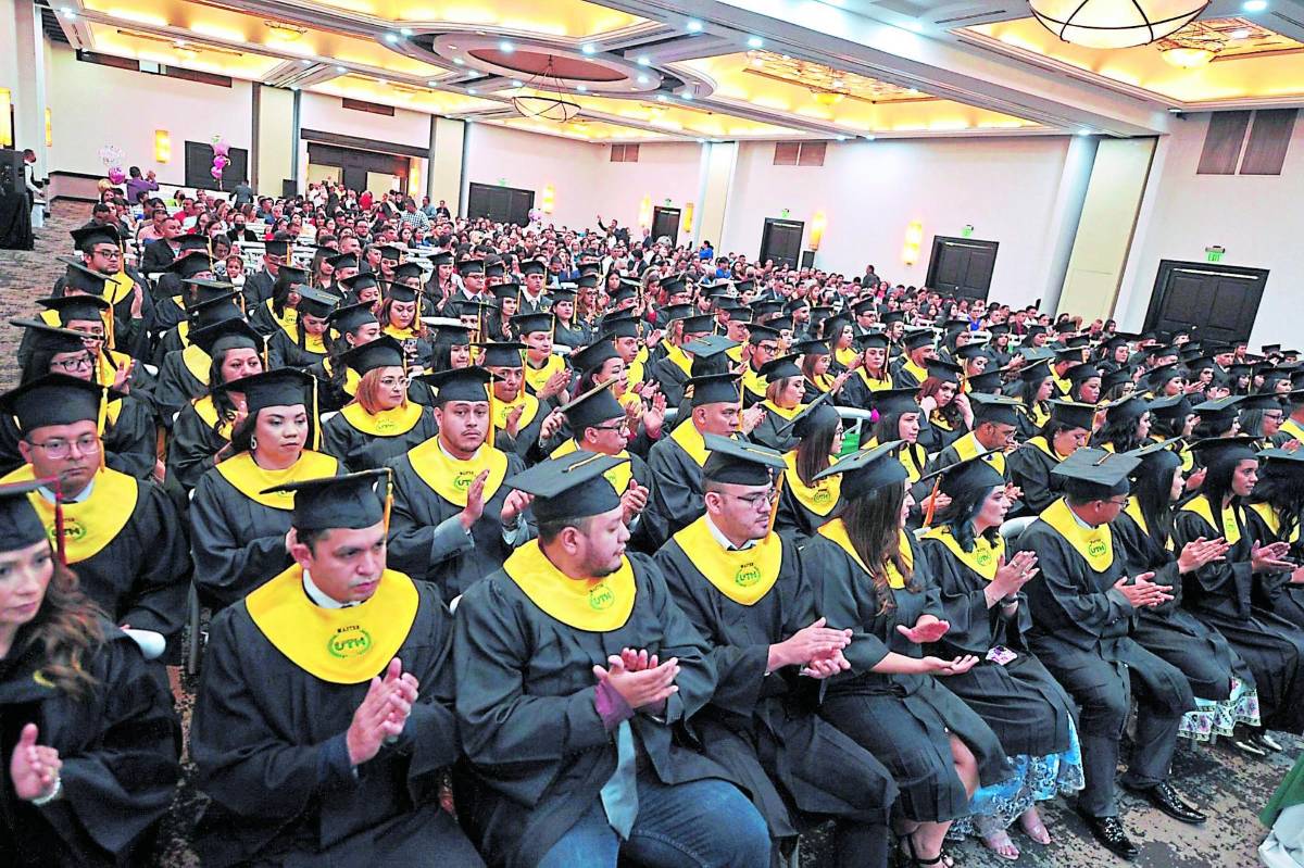 Solemnes actos de graduación de UTH en Tegucigalpa