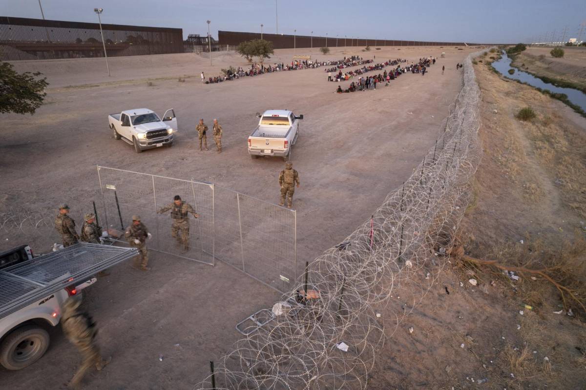 La Guardia Nacional de Texas levanta una cerca para evitar el ingreso de inmigrantes.