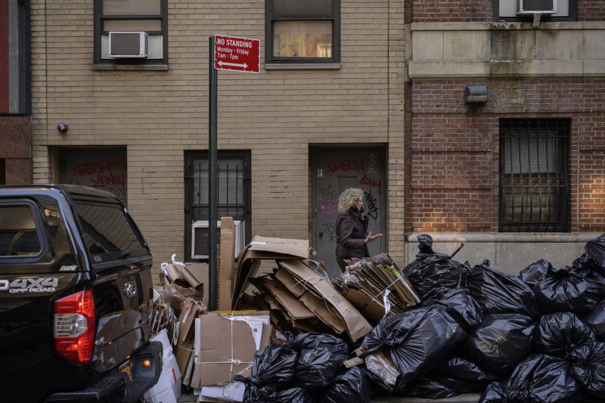 Montones de basura se apilan en las aceras de Nueva York por la huelga.