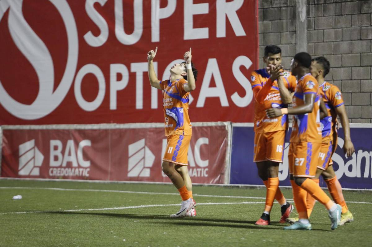 Jefryn Macías celebrando el gol en el duelo UPN vs Olimpia