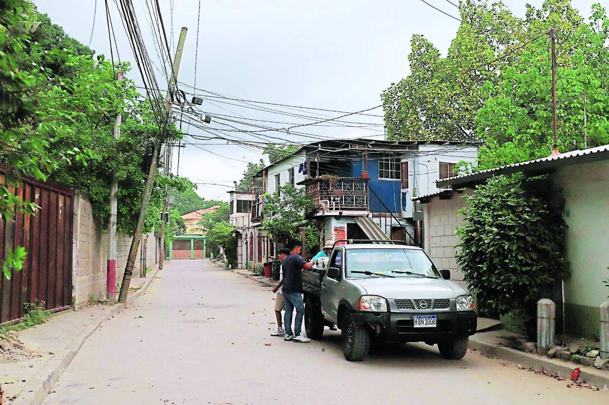 Colonia Río Blanco: postes dañados son peligro para viviendas y peatones