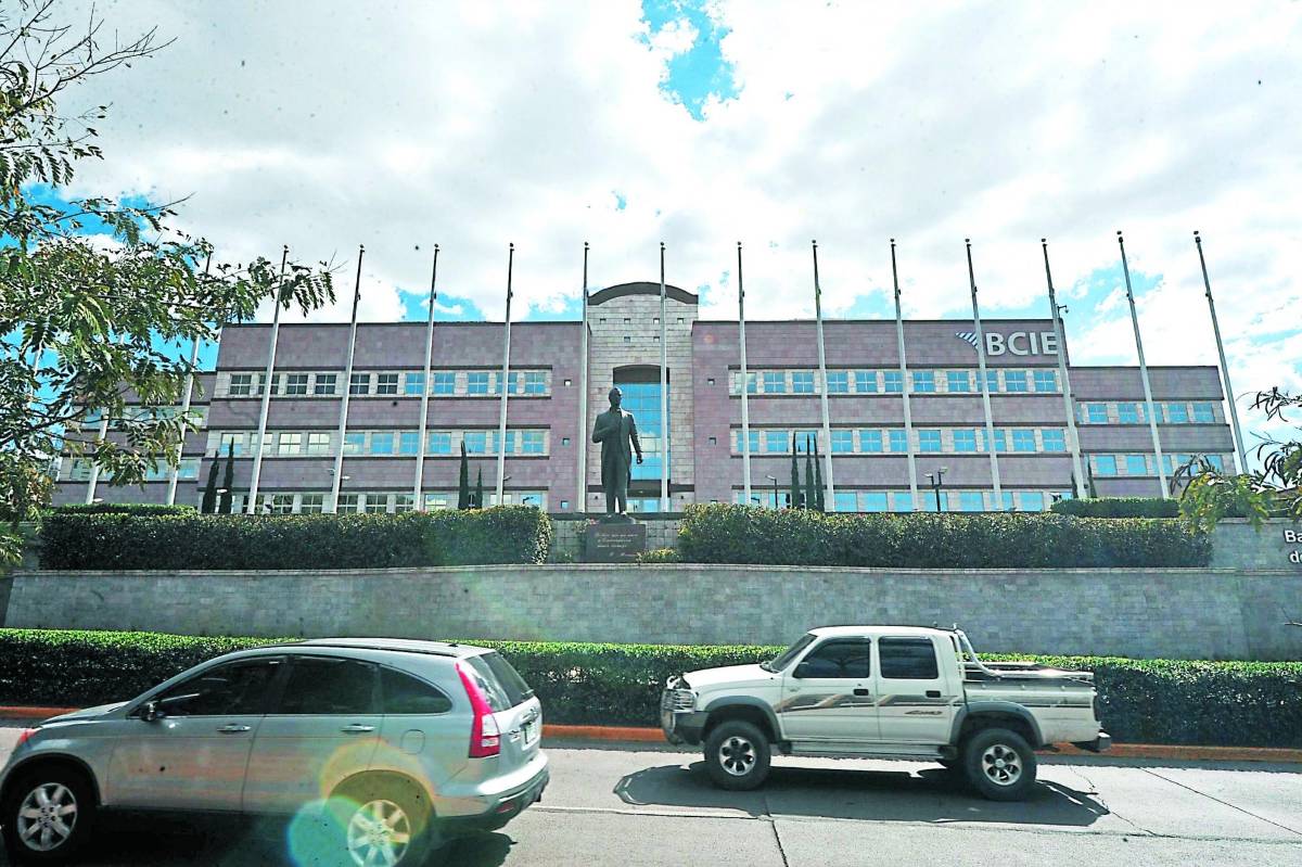 Impugnan exclusión de Noé Pino a presidencia del BCIE