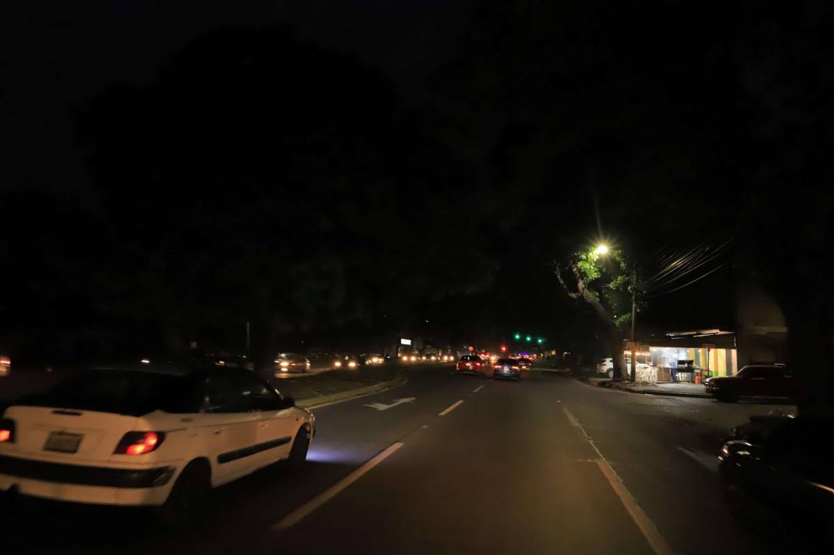 Una lámpara ilumina el camino a los conductores y transeúntes en la avenida Circunvalación.