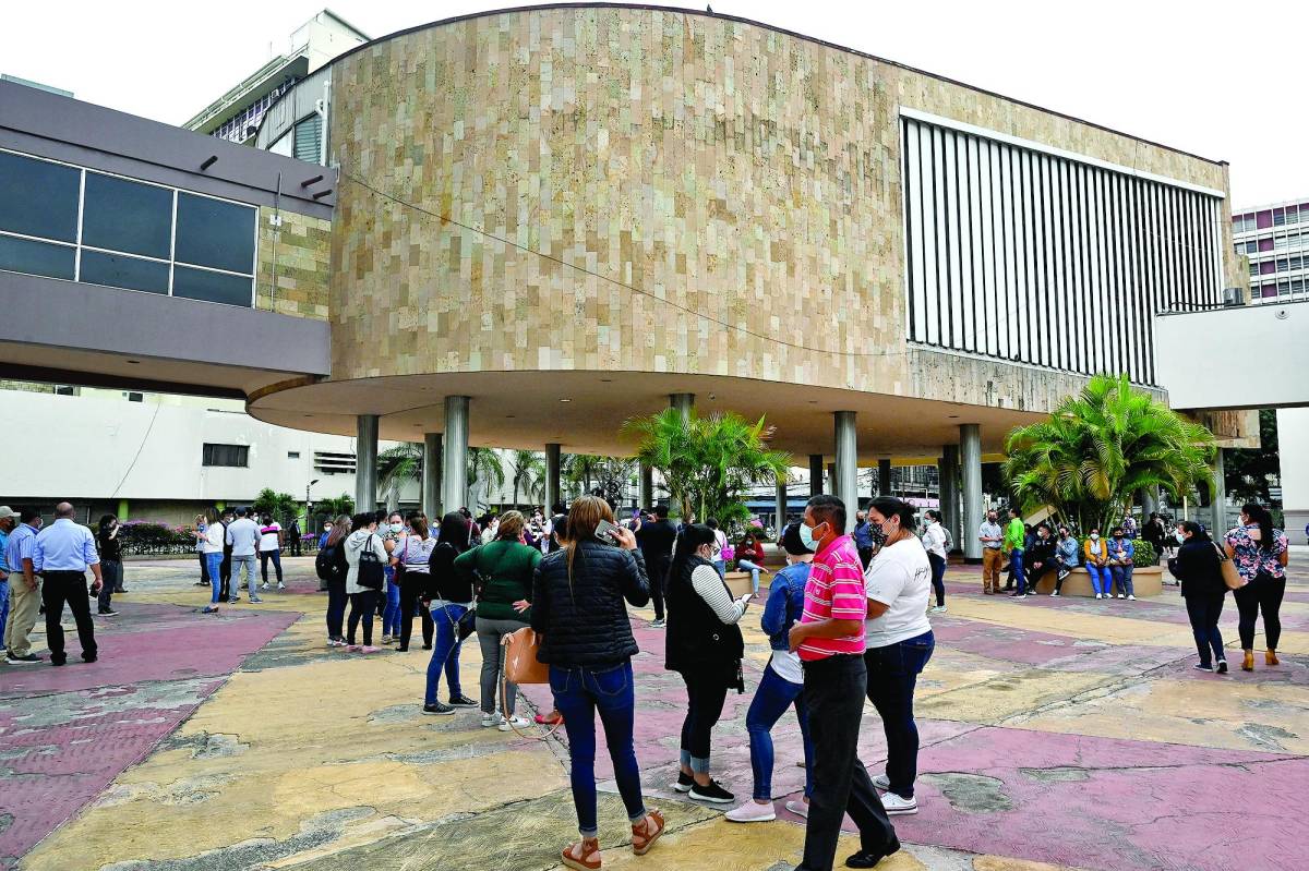 Empleados del Congreso protestaron ayer exigiendo ingresar al edificio del Congreso, pero no se les permitió y según algunos afectados, están siendo amenazados por personas cercanas a Luis Redondo.