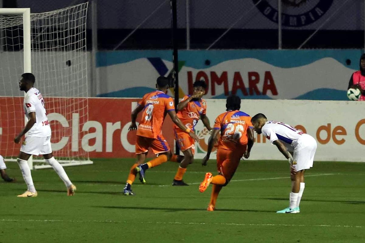 El jovencísimo Justin Ponce abrió el marcador para la UPN en el Nacional Chelato Uclés y se estrenó como goleador a sus 17 años.