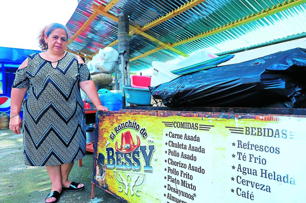 Doña Bessy vende asados desde hace 34 años en el Agas