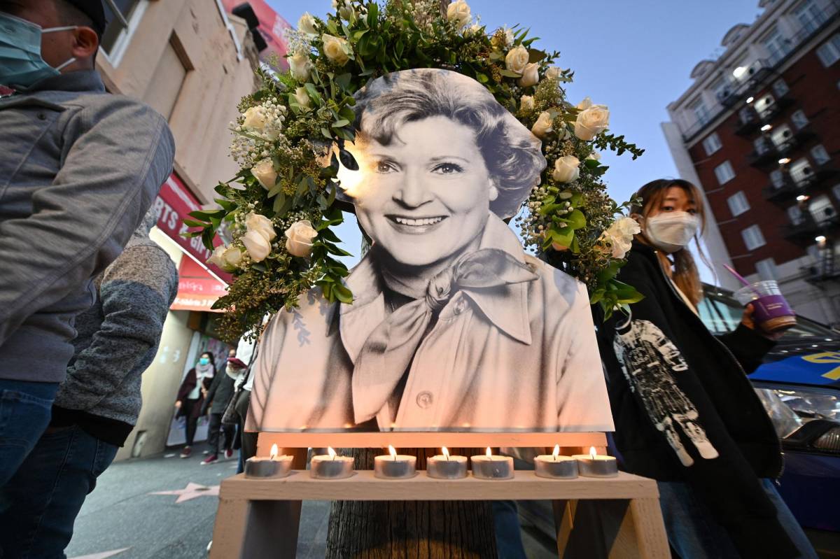 Fans colocaron velas y flores en un monumento a la fallecida actriz estadounidense Betty White junto a su estrella en el Paseo de la Fama de Hollywood.