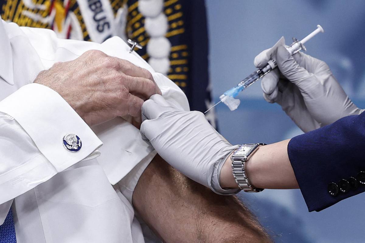 Juez ordena a Nueva York readmitir a empleados despedidos por no vacunarse