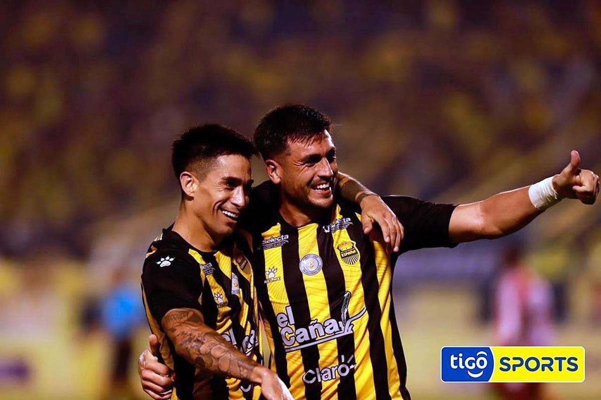 Ramiro Rocca y Juan Vieyra celebrando el gol del 1-2 contra el Vida.