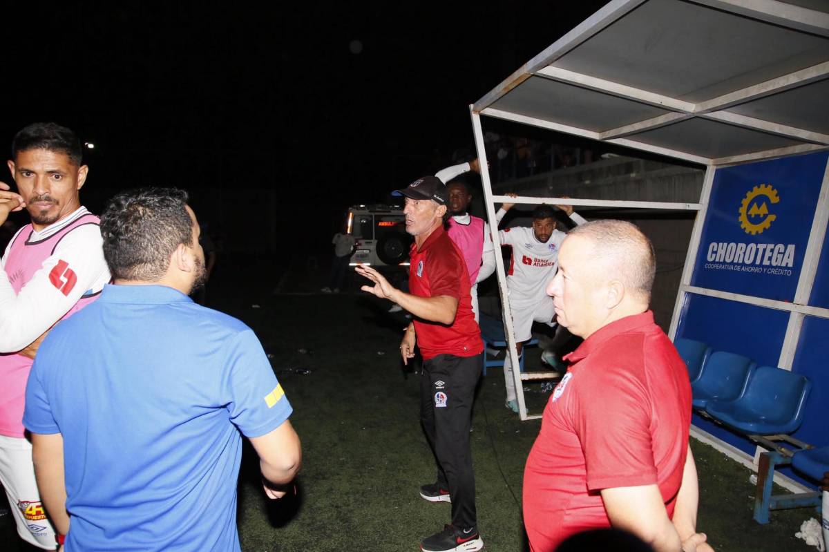 Pedro Troglio reaccionó molesto por el apagón en el estadio cuando se jugaba el minuto 86-.