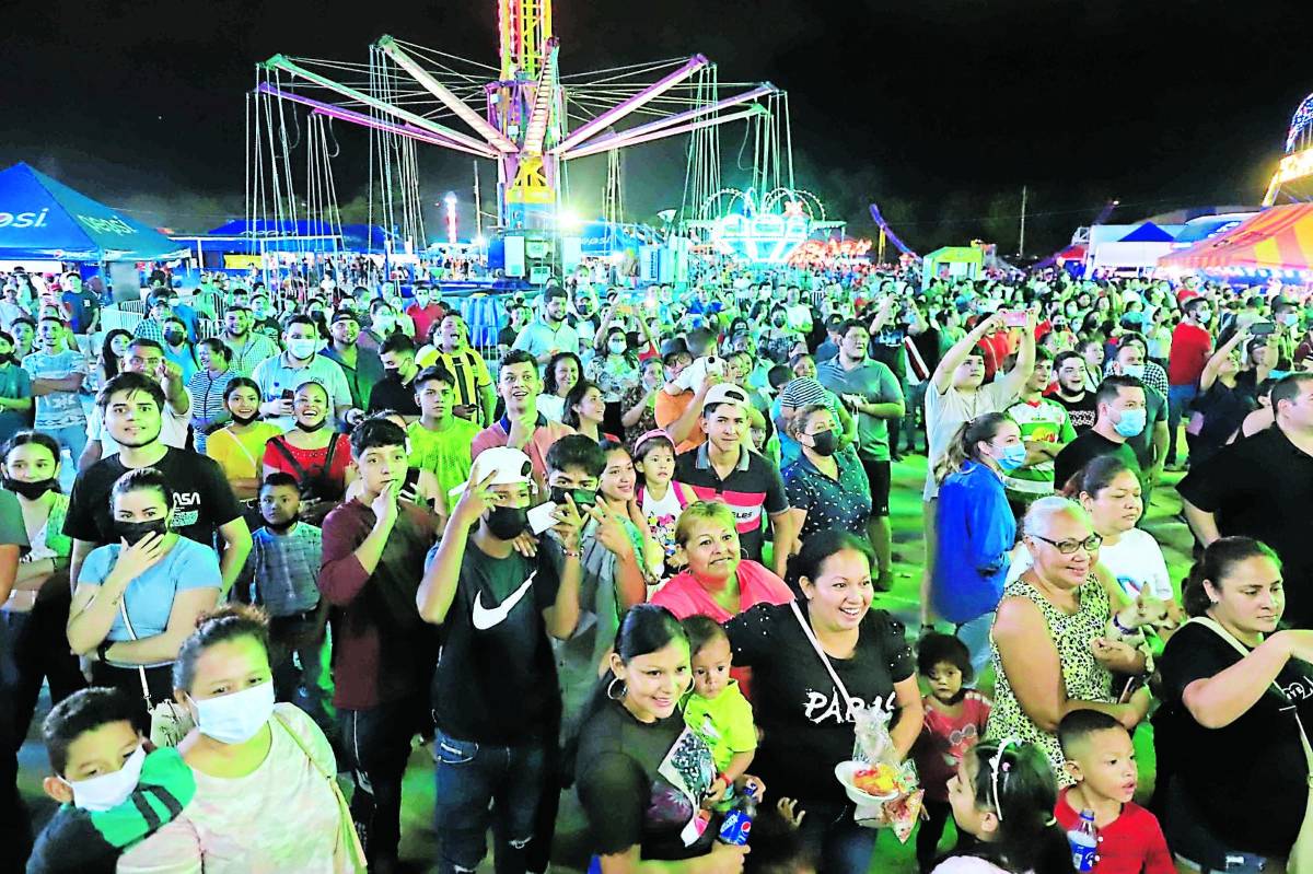 Con desfile de carrozas y carnaval cierra la Feria Juniana
