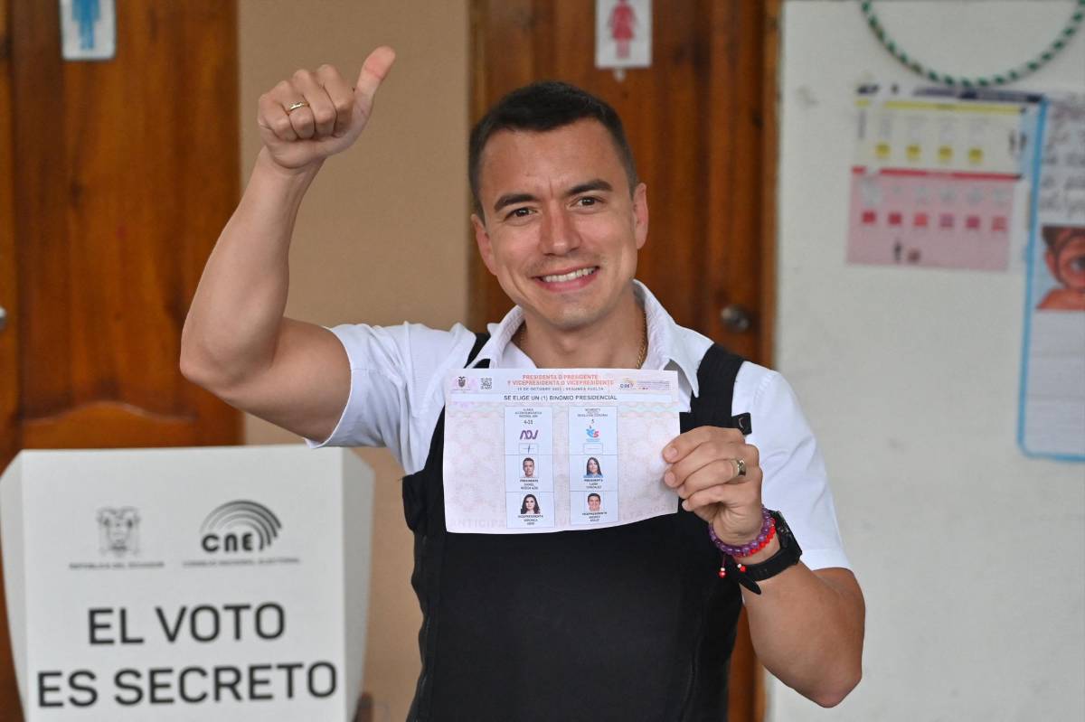 El candidato presidencial de Ecuador por el Partido Acción Democrática Nacional, Daniel Noboa, con un chaleco antibalas, muestra su voto mientras vota en un colegio electoral en Olón, provincia de Santa Elena, Ecuador, el 15 de octubre de 2023, durante la segunda vuelta de las elecciones presidenciales.