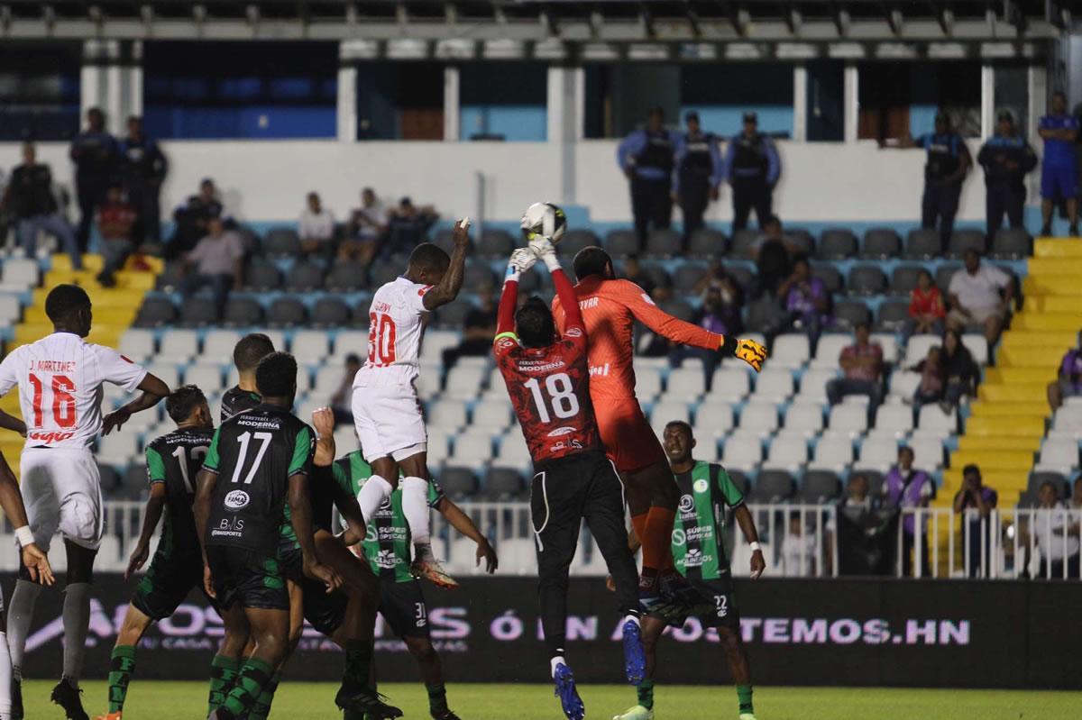 José Mariano Pineda salió a despejar y el balón pegó en la mano de Edwin Solani Solano.
