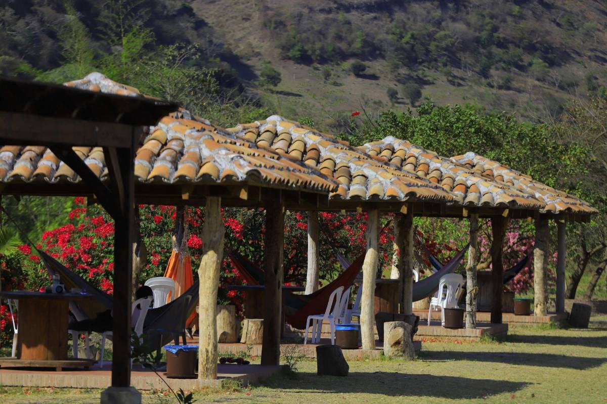 Los turistas pueden recorrer el pueblo en caballos, pero otros prefieren dar paseos en mototaxis.