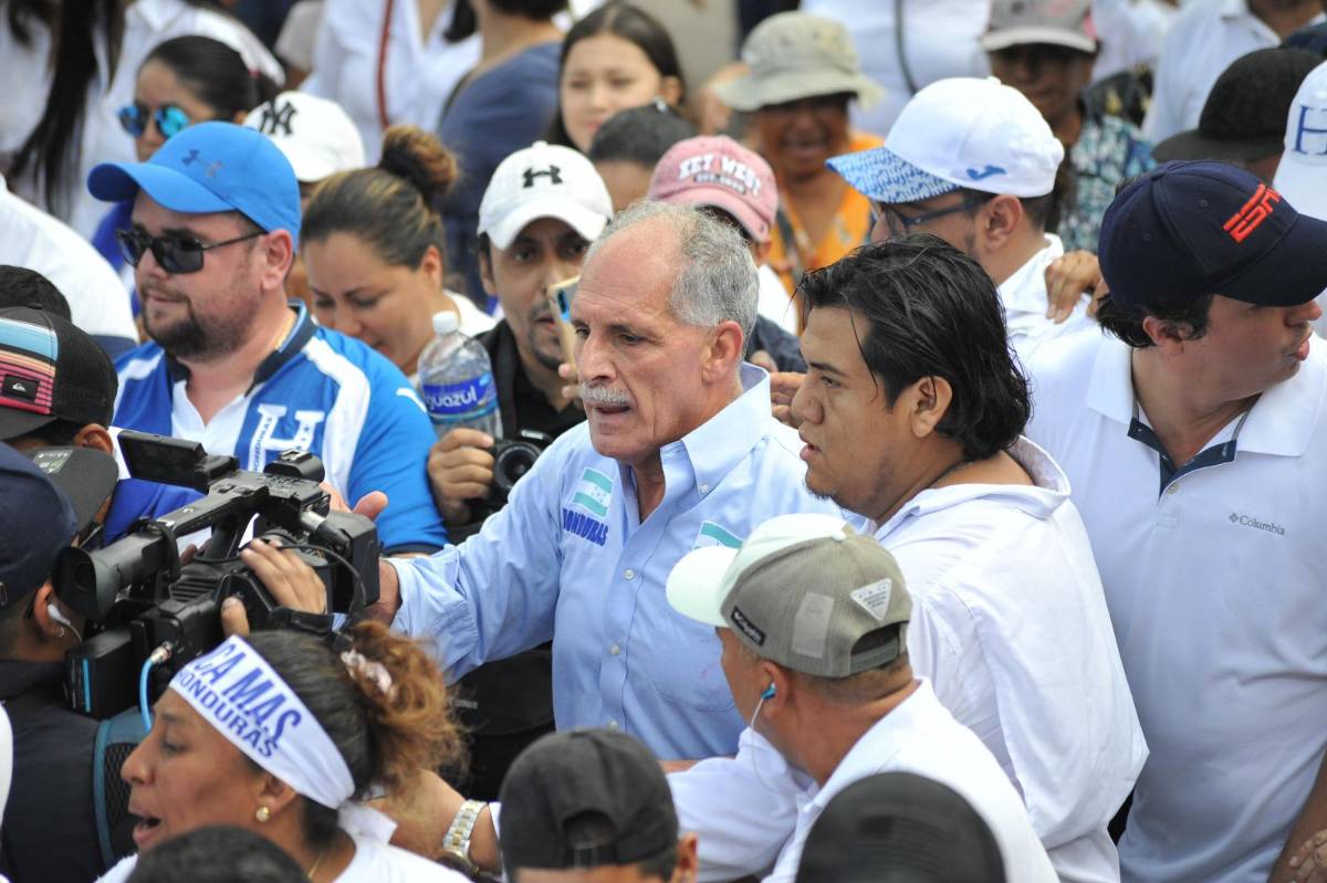 Papi a la Orden, candidato presidencial nacionalista, en la marcha del BOC este sábado en Tegucigalpa.