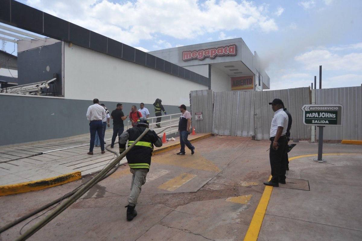 Bombero corre con una manguera en sus hombres.