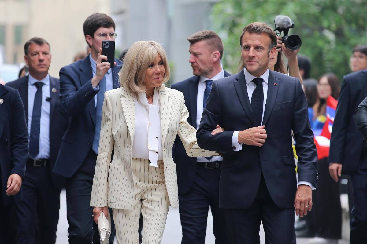 Macron y su esposa reaparecen sonrientes tras polémica por bofetada