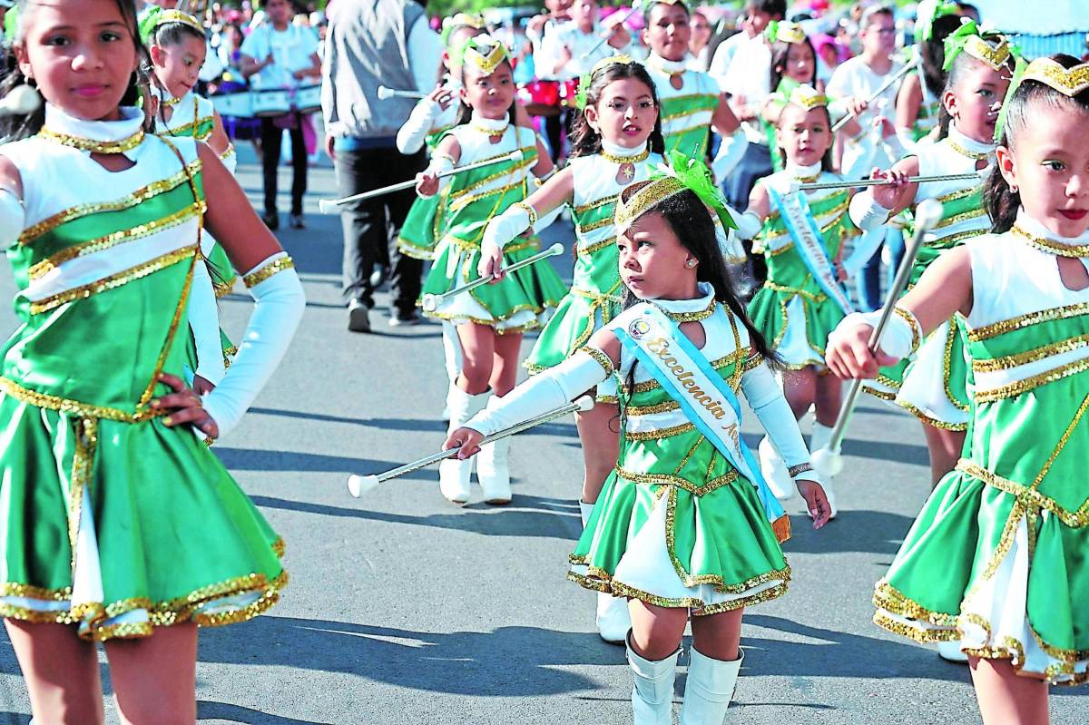 Cuadros de palillonas, abanderados y pomponeras llamaron la atención.