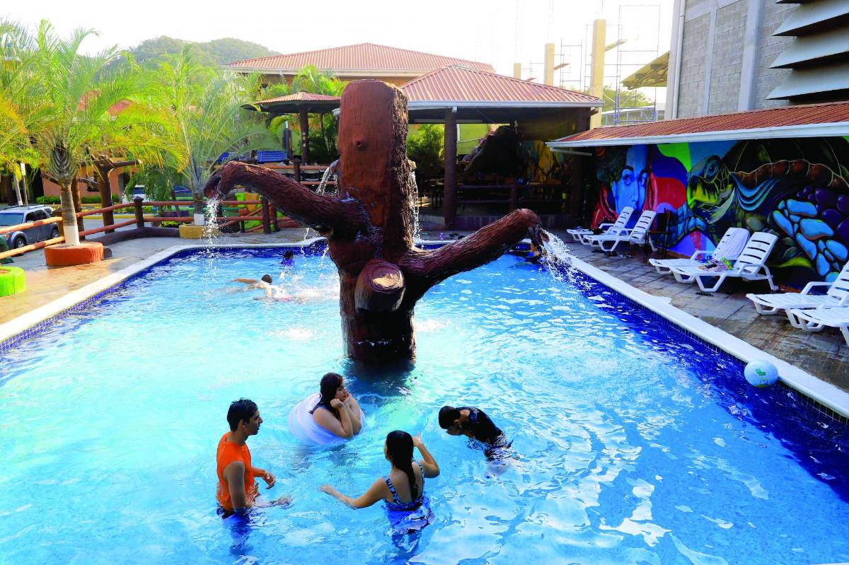 Los hoteles y restaurantes con piscina están listos para este Feriado Morazánico.