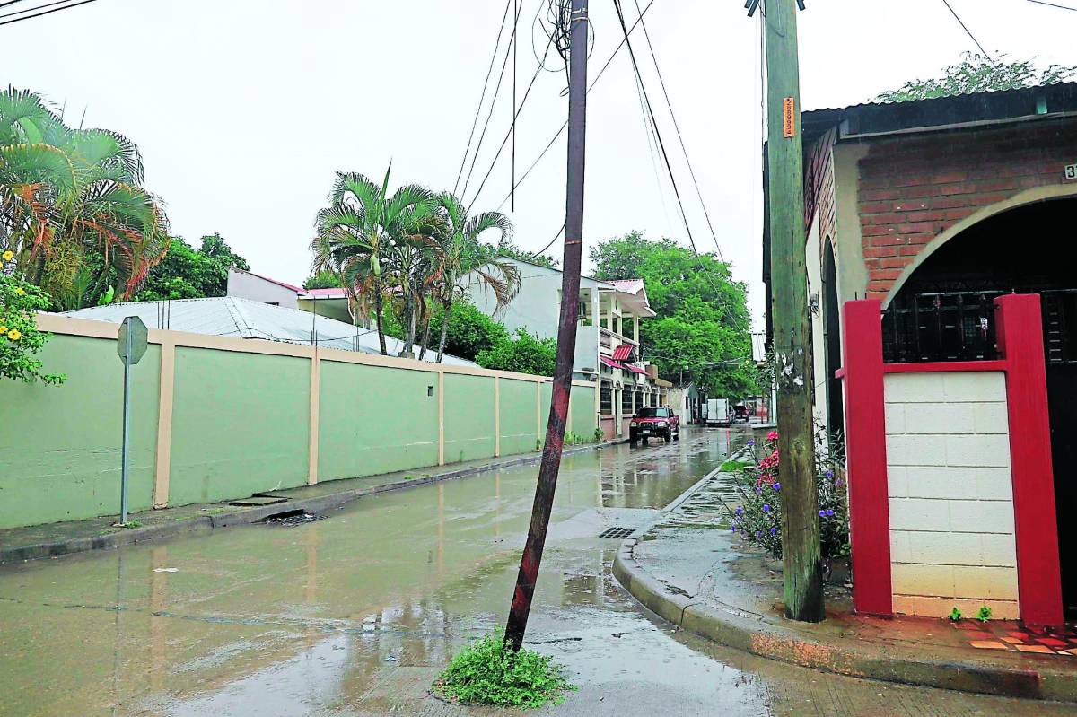 Urge que también se cambien las luminarias en mal estado.