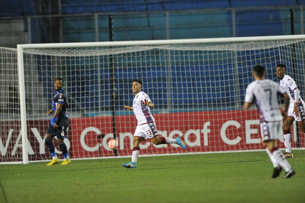 Michaell Chirinos tiene ganando al Saprissa ante Motagua.