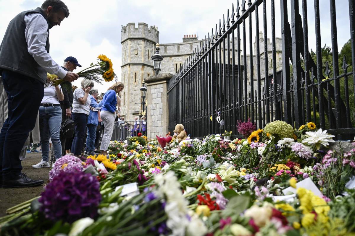 Los británicos dejan miles de ramos de flores en las afueras de los castillos en el Reino Unido.