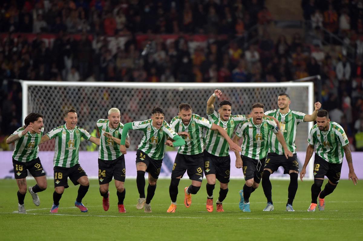 Los jugadores del Betis corren a celebrar tras el penal decisivo que marcó Juan Miranda.