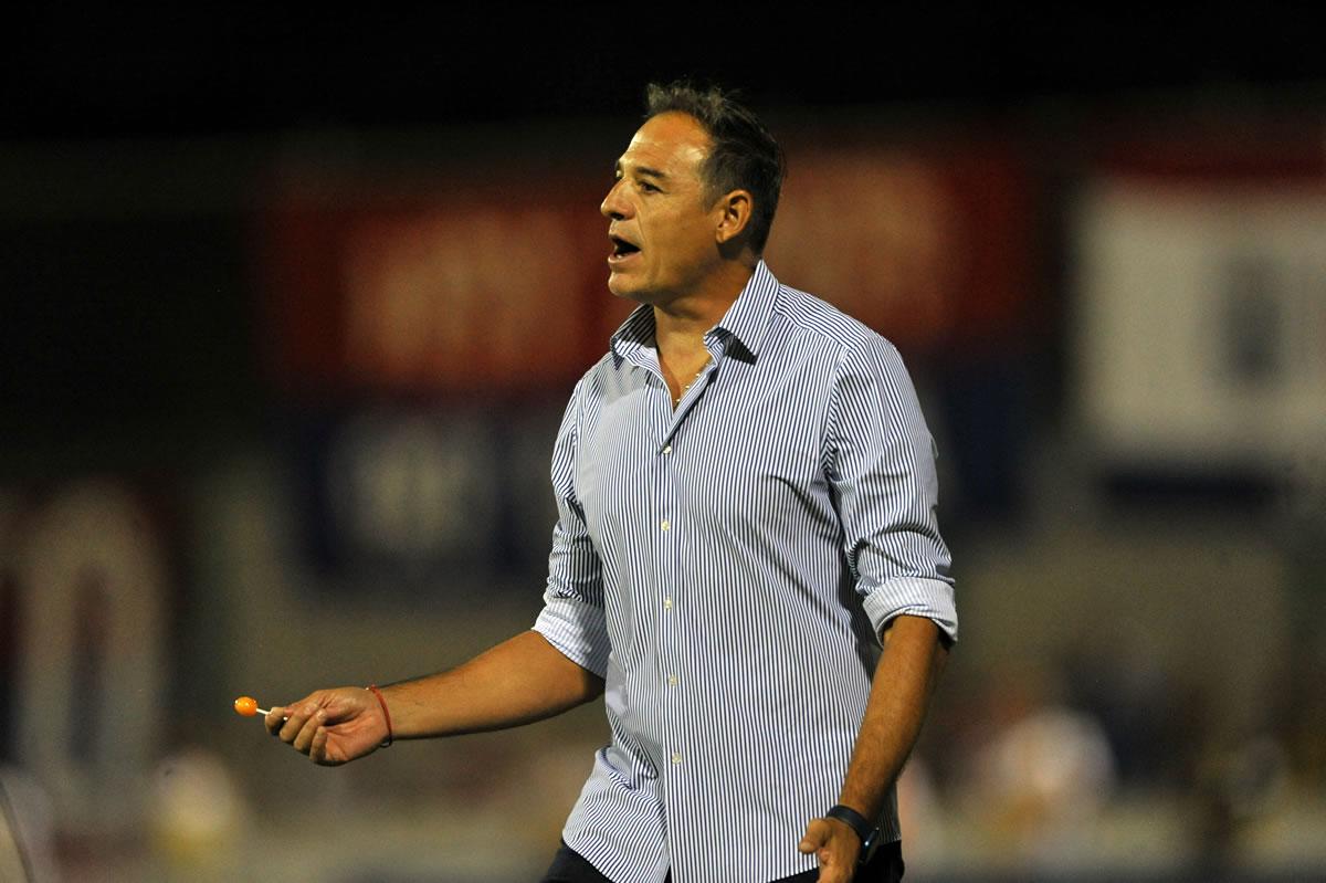 Hernán ‘La Tota’ Medina, con su bombón en mano dirigiendo el partido ante Olimpia.