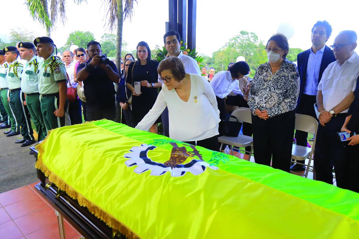 Entre aplausos y globos sepultan al exalcalde Roberto Larios Silva
