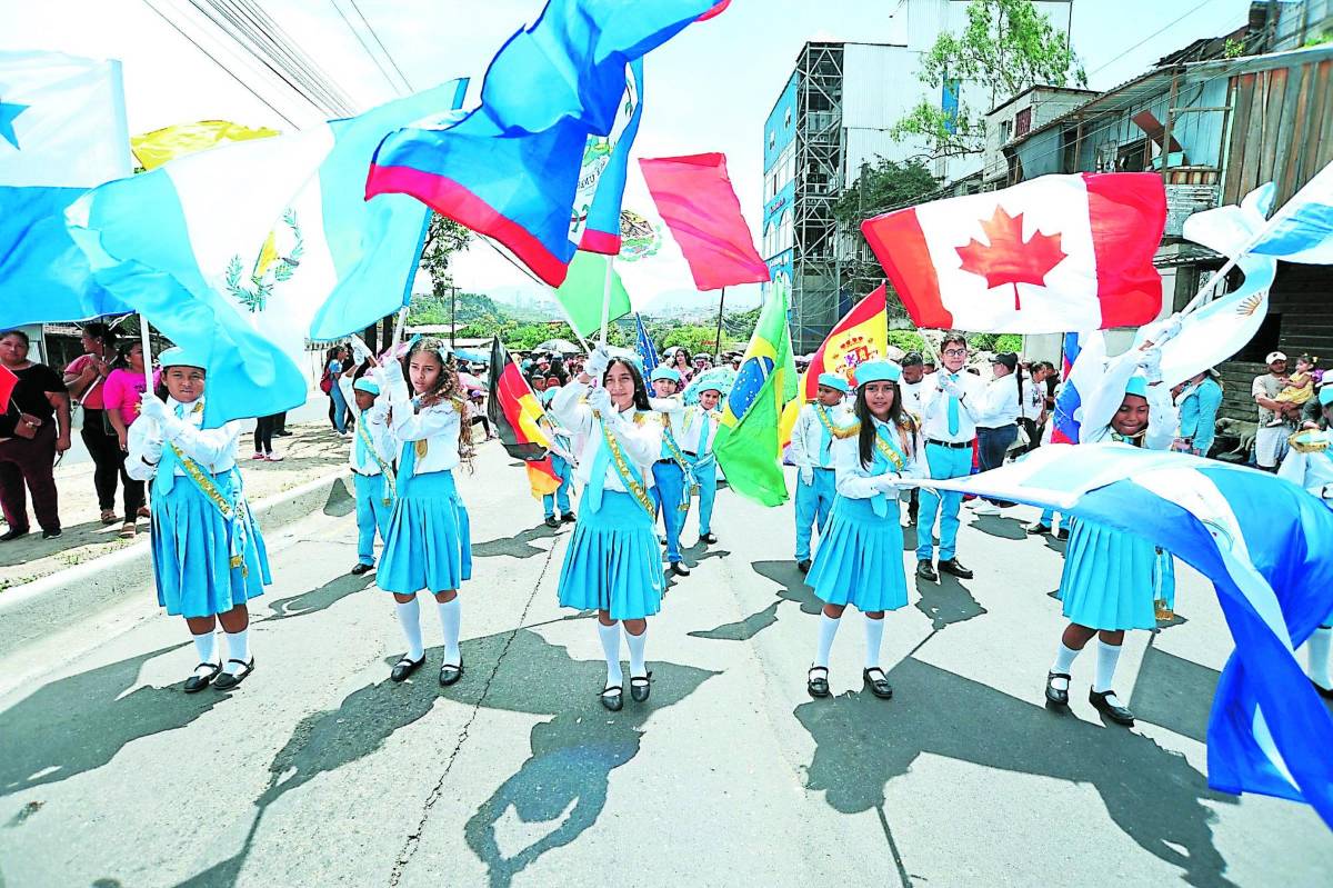 Escolares de unos 200 centros básicos engalanan los desfiles