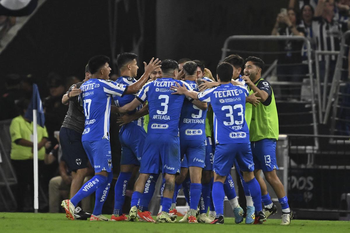 Los jugadores del Monterrey celebrando la clasificación a semifinales de la Concachampions.