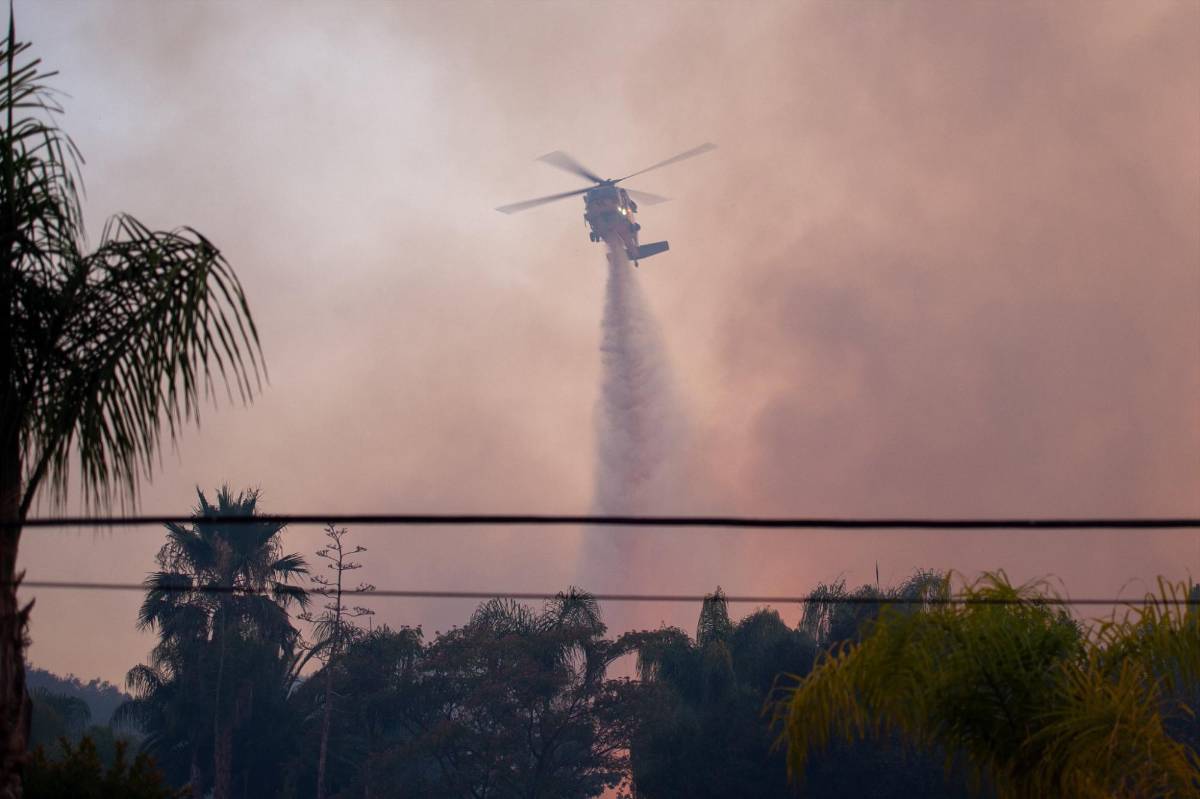 Dos incendios forestales avanzan en el sur de California