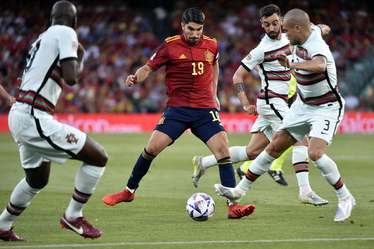 El defensa portugués Pepe marcando al español Carlos Soler.