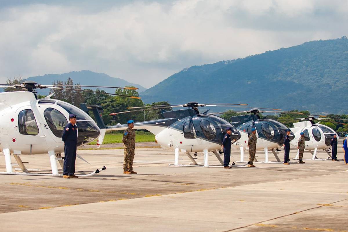 EE.UU. dona cuatro helicópteros a El Salvador para misión de paz