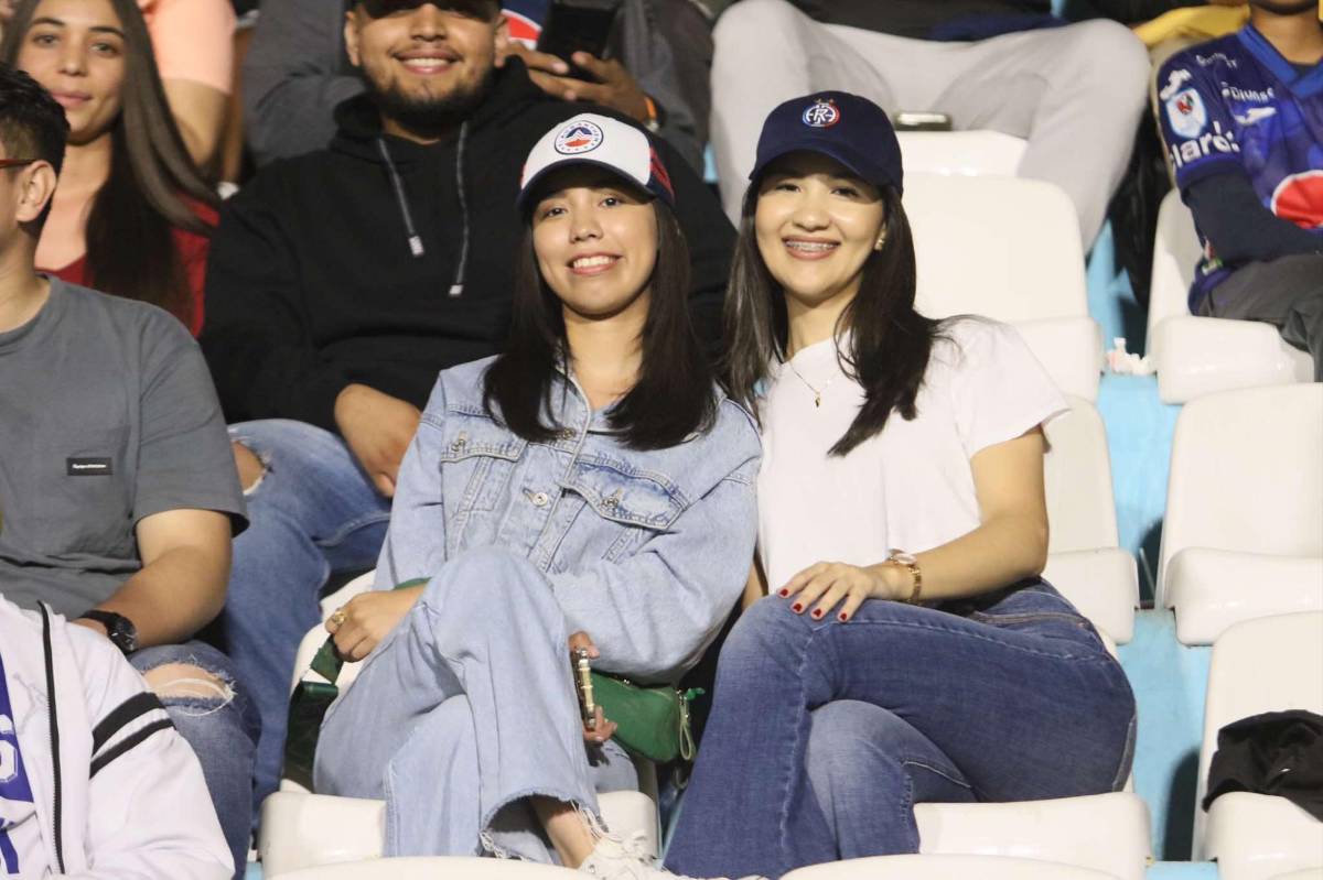 Bellas chicas en el sector de silla posan para el lente de Diario LA PRENSA.