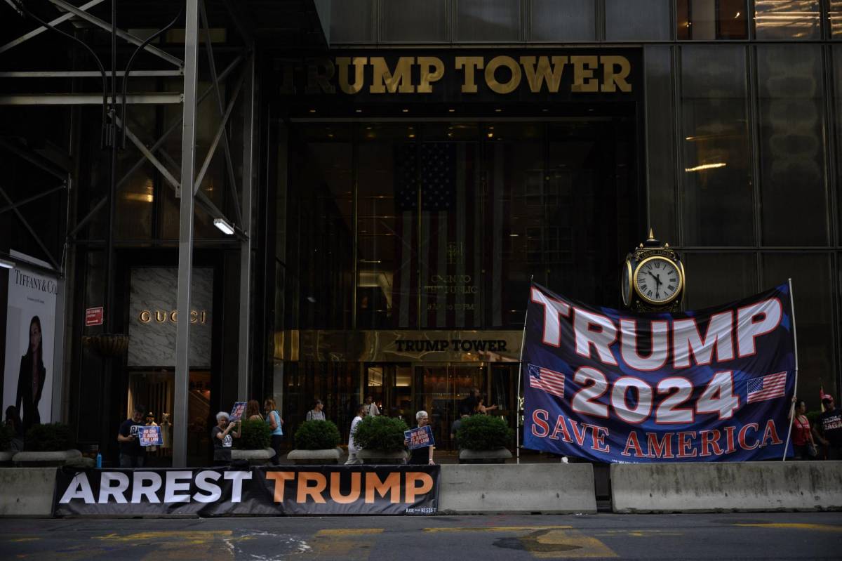 Opositores y seguidores del magnate se manifiestan frente a la Torre Trump en Nueva York.