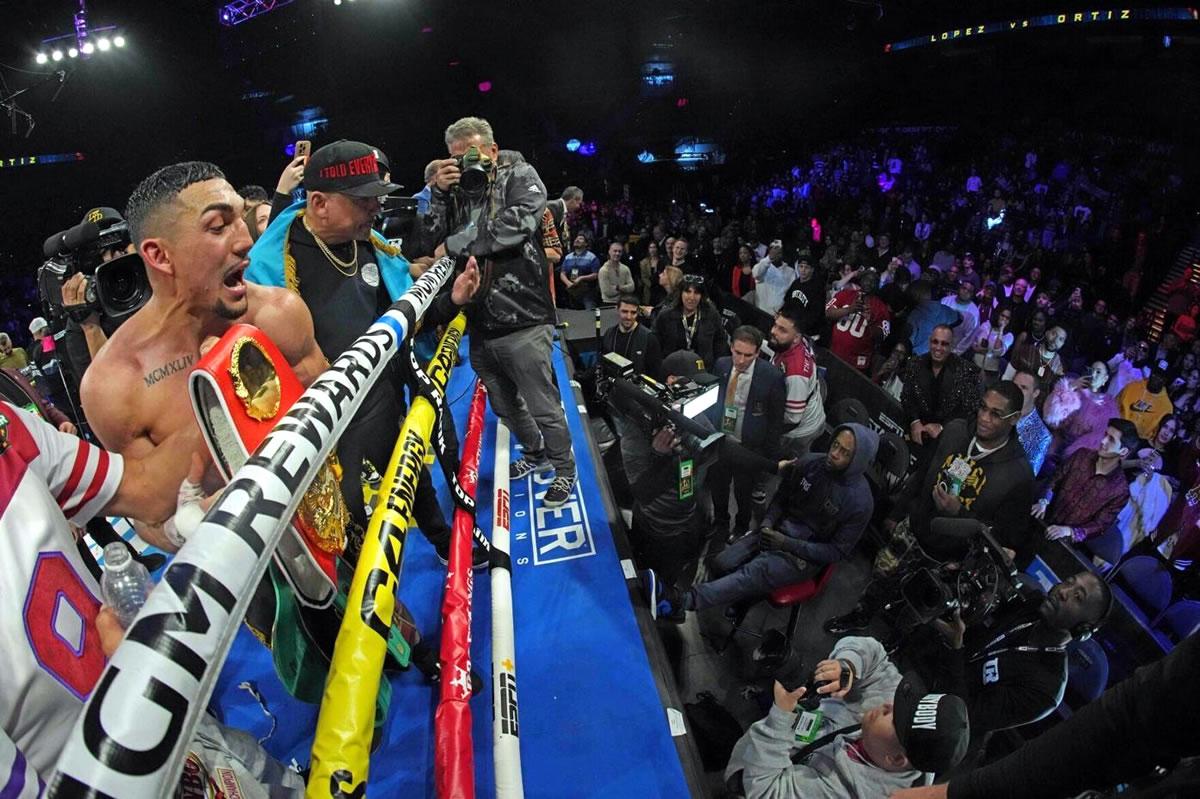 Teófimo López se burla de Keyshawn Davis (sudadera con capucha azul) después de derrotar a Jamaine Ortiz.