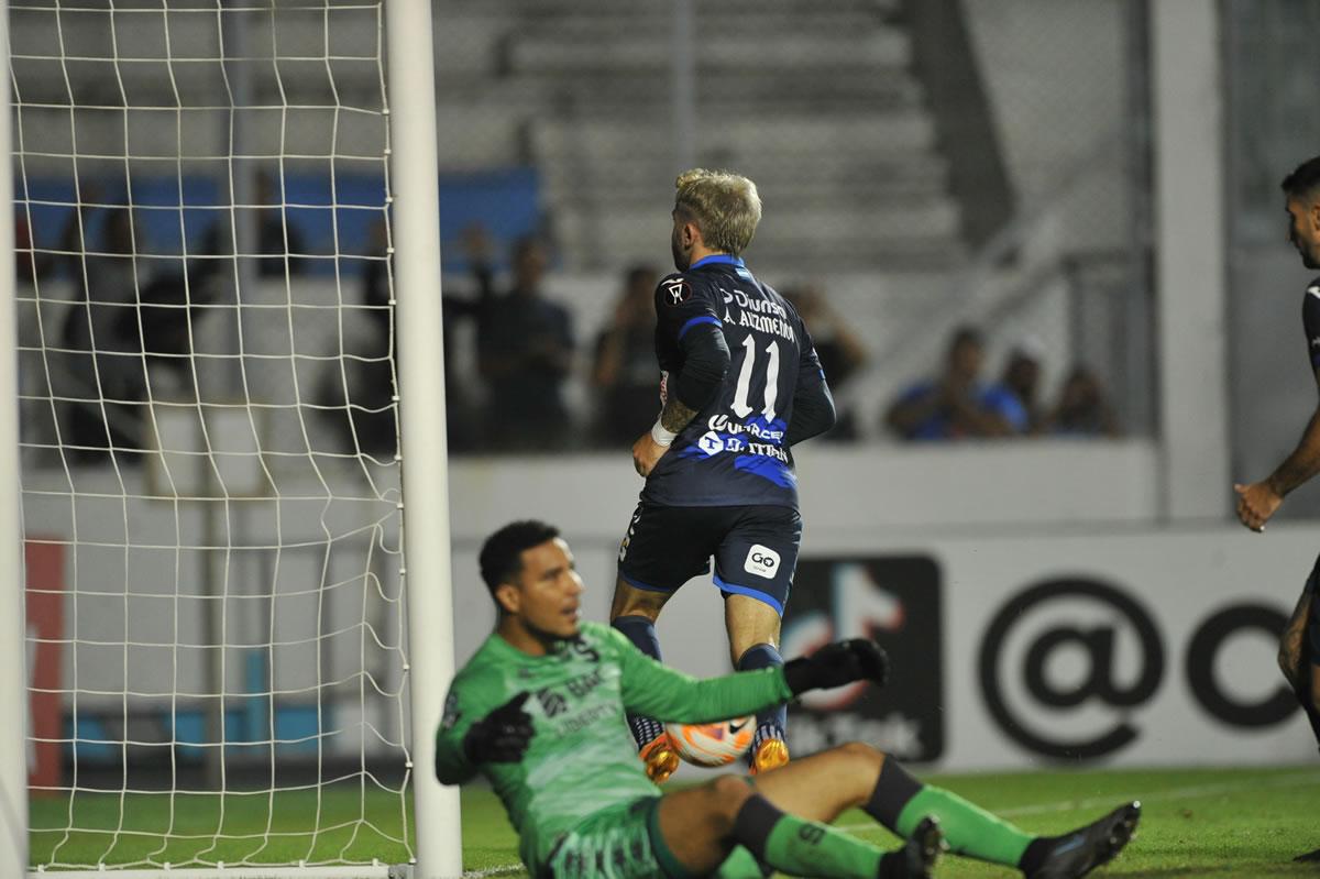 Agustín Auzmendi tras vencer a Esteban Alvarado para el 1-1 de Motagua.