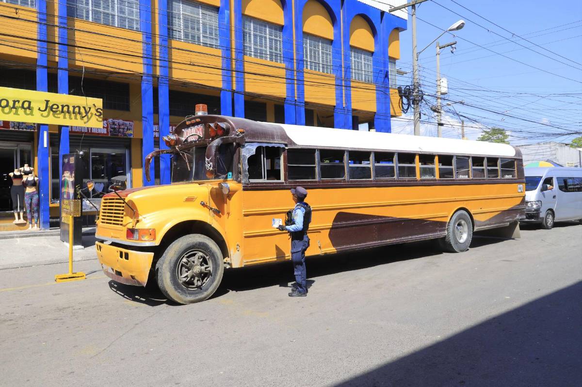 Rapiditos “grandes”, buses amarillos y microbuses que circulan en la ciudad están dañados, algunos solo en el exterior, otros tanto en el exterior como en el interior.