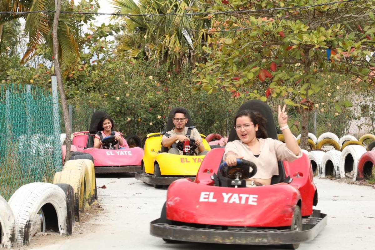 Jóvenes disfrutan de montar carritos en el Aqua Park y Club Campestre El Yate.