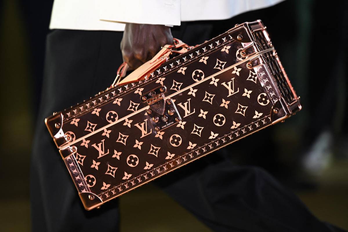 Los bolsos de mano forman parte de la colección Louis Vuitton Menswear Spring-Summer 2024.