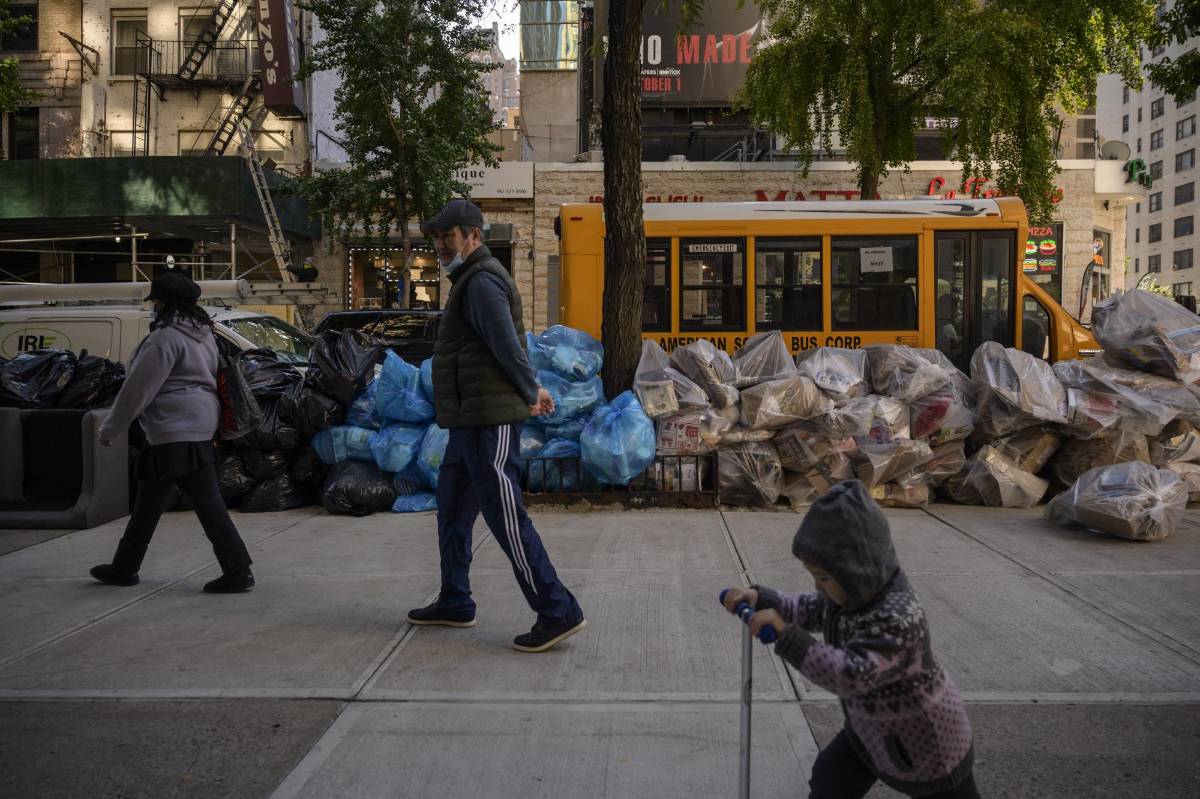 La basura se apila en Nueva York en protesta contra certificado de vacunación