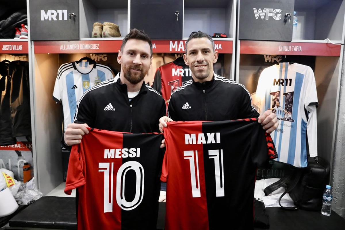 Messi y Maxi posando con las camisetas de Newell’s .