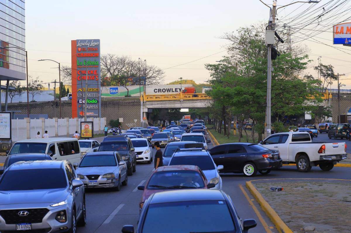 El retorno a la izquierda frente a Mega Mall fue cerrado por la Municipalidad, este es uno de los puntos de embotellamientos tanto de ida como de venida, ahora los conductores deben hacer el giro frente a Diunsa.. Fotos: Melvin Cubas.