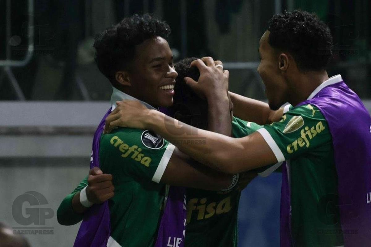 Endrick celebró y felicitó a Estevao por su gol.